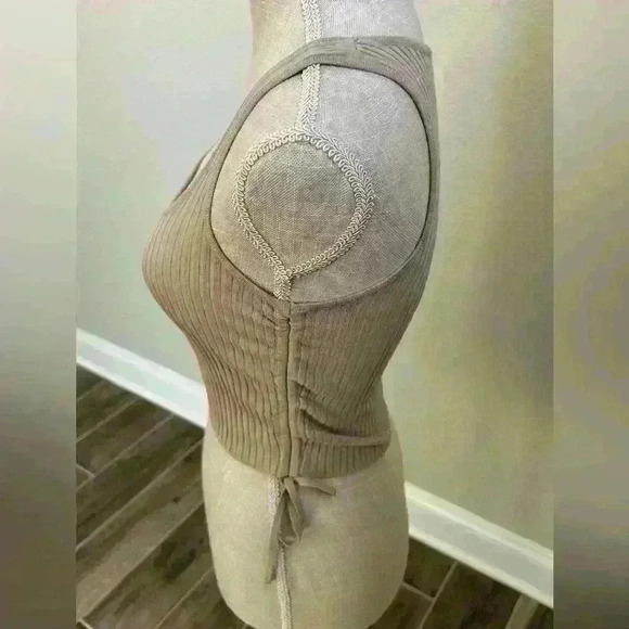 Beautiful tan Crop top - Small - Picture 3 of 6